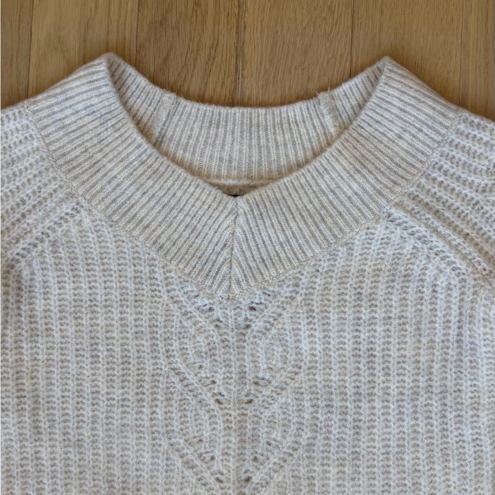 Abercrombie & Fitch Women's V-Neck Cream Sweater Brand New With Tags - Picture 3 of 7